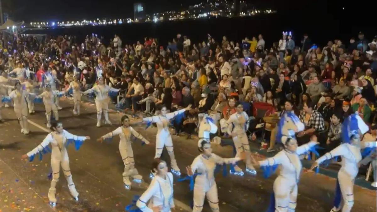 turistas disfrutan del desfile